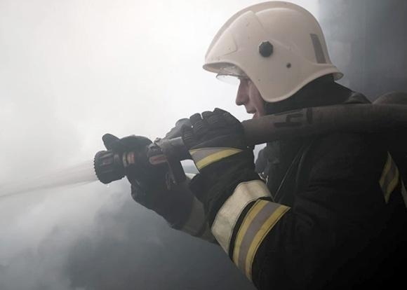 В Новороссийске потушили горящую крышу здания