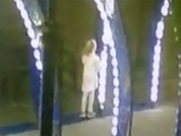 В Новороссийске женщина выкрутила лампочки из световой арки (видео)