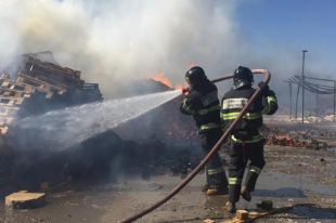 В Краснодаре потушили пожар вблизи складов с деревянными поддонами