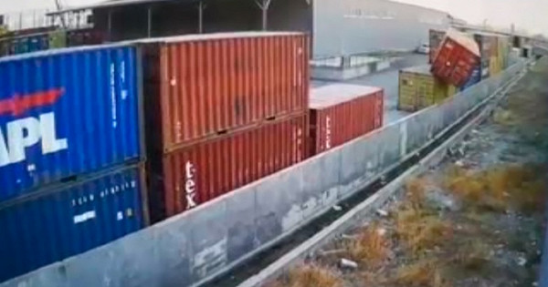 Волны и сорванные крыши: на Новороссийск обрушился мощный ураган