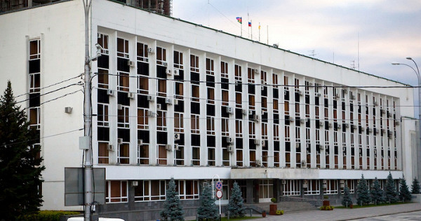 В Краснодаре установили граффитиста, разрисовавшего стену мэрии