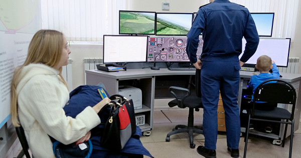 В Краснодаре начали обучать девушек управлять истребителями