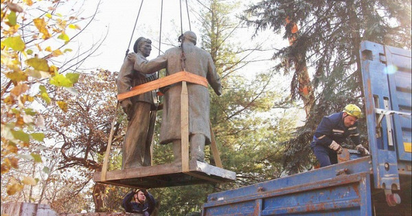 В Краснодаре скульптуру Ленина с матросом увезли на реставрацию