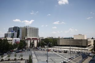 В Краснодаре начали собирать главную городскую елку