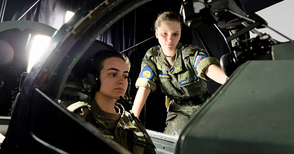 В Краснодаре начали обучать девушек управлять истребителями
