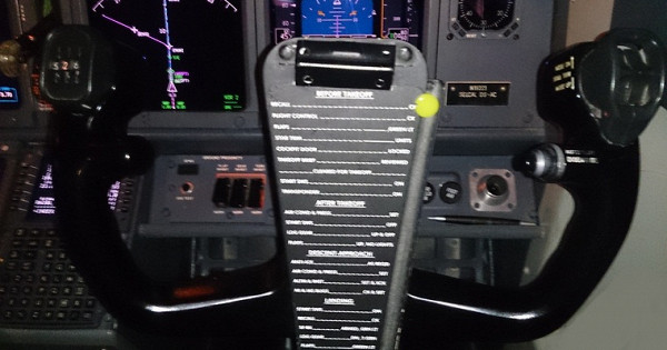 Российский пилот доверил управление штурвалом пассажирского самолета юной дочери