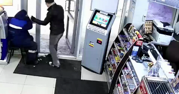 Под Новороссийском работница заправки прогнала грабителя обычной шваброй