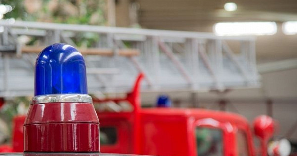 На улице Бирюзова в Новороссийске горит здание