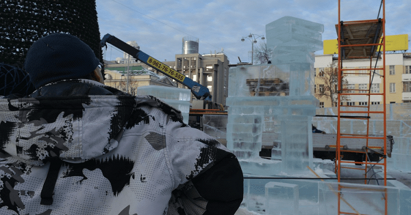 Скульпторы Ледового городка в Екатеринбурге показали первые результаты