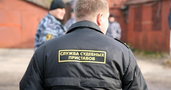 Судебные приставы задержали должника из Кирса, приехавшего на свадьбу к другу