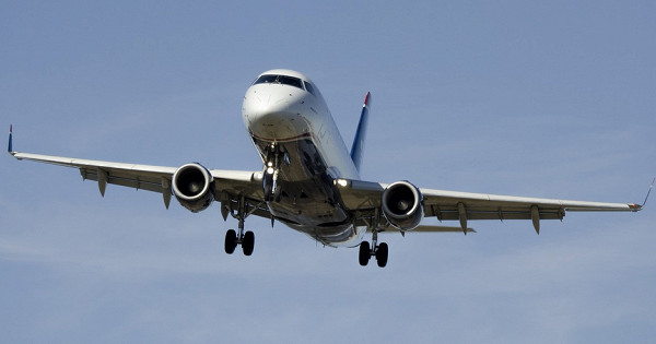 Появилось видео, где пилот посадил дочку за штурвал пассажирского самолета