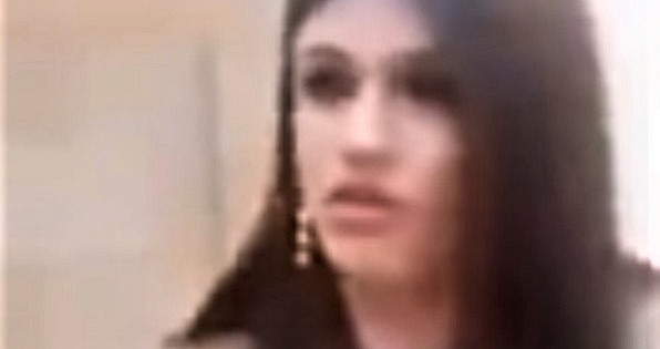 Столичные таможенники не пропустили мужчину на рейс из-за платья и макияжа