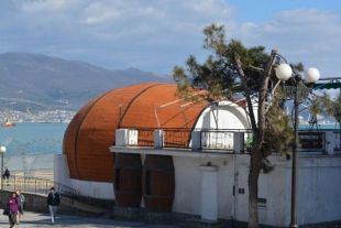 В Новороссийске предложили дизайнерские решения пляжного кафе «Бочка»