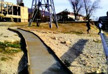 К памятнику «Дворец культуры цементников» в Новороссийске проложили бетонный тротуар