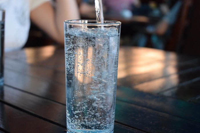 Немецкие ученые рассказали, как стакан воды натощак влияет на здоровье