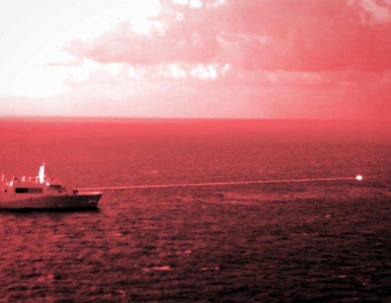 ВМС США испытали боевой лазер, уничтожив катер