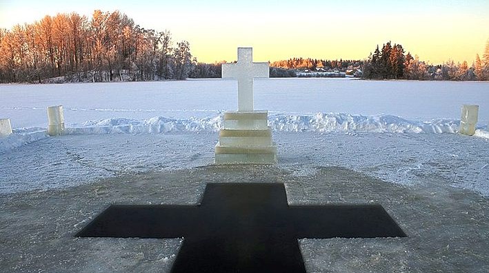 Святая вода и крещенские купания: очередность ритуалов в Крещение и когда идти в храм