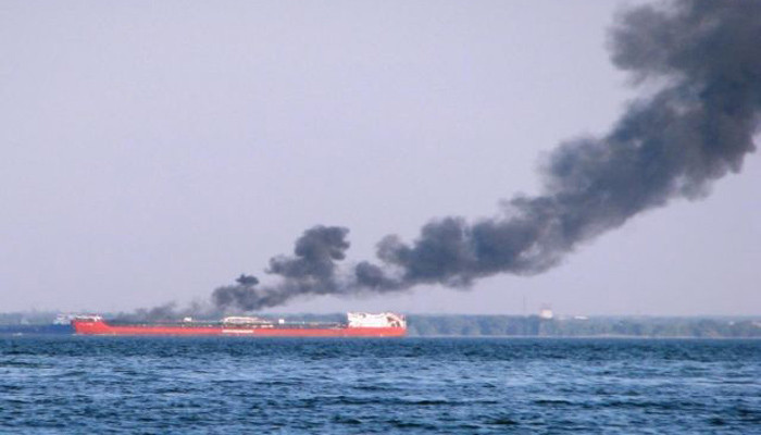 В двух километрах от Тамани загорелся танкер с российским экипажем