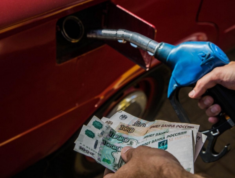Цены на бензин в первую неделю февраля 2022 изменились: Росстат привел новые средние показатели