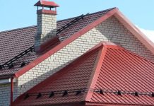 Металлочерепица : важный элемент укладки крыши дома