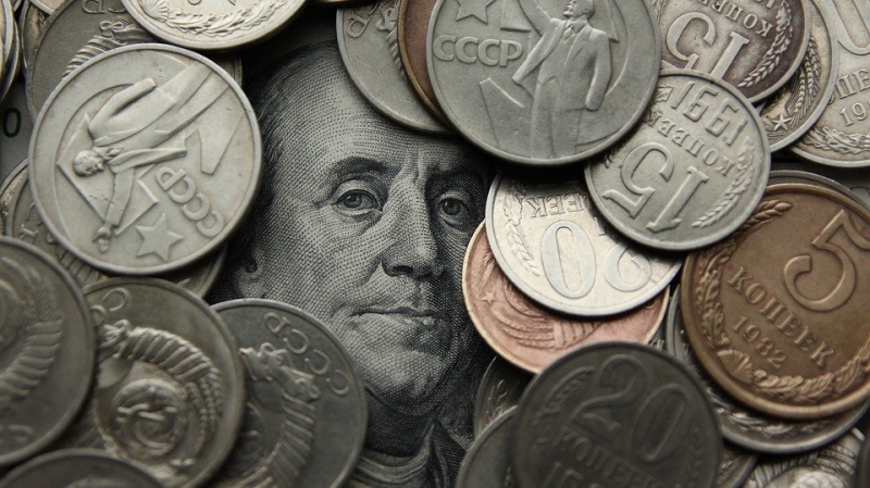 Путин запретил вывоз из России наличной валюты в сумме свыше $10 000