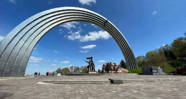 Власти Киева демонтируют «Арку дружбы народов», посвященную украинско-российскому единству. Соответствующее решение принял Кличко.