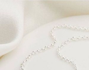 Крестики из серебра: особенности украшений