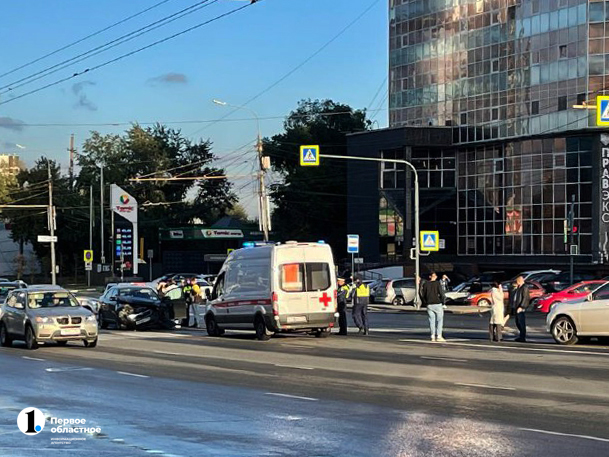 На светофоре в центре Челябинска столкнулись четыре автомобиля
