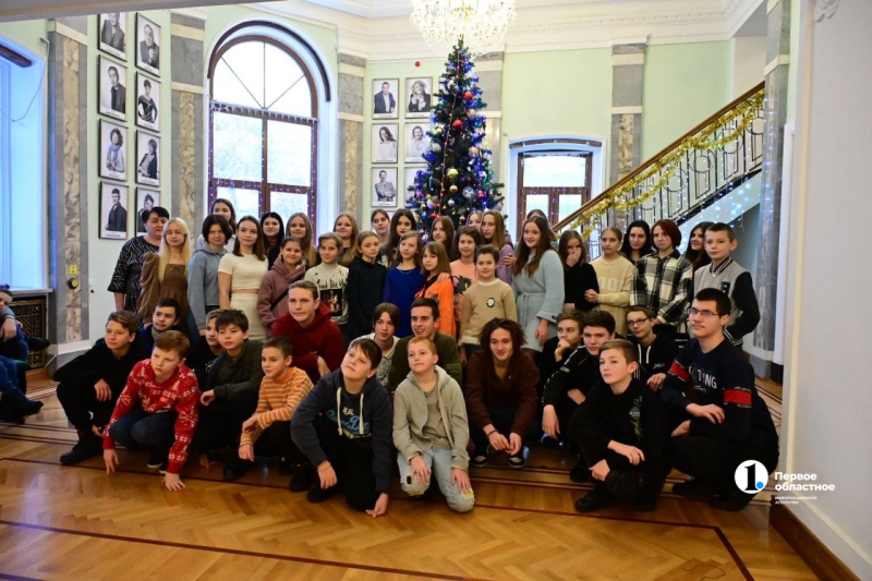 В челябинском Молодежном театре показали новогодний спектакль для детей из Ясиноватой и Волновахи