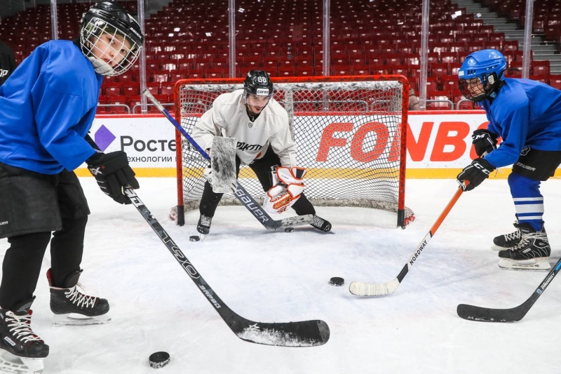 Хоккеисты «Трактора» провели тренировку с юными спортсменами с ментальными особенностями
