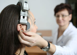 Когда стоит обратиться к сурдологу?
