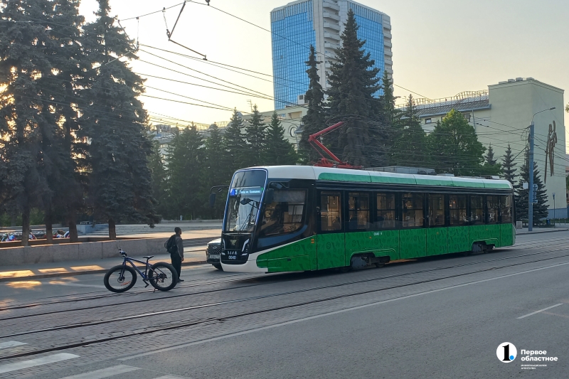 В центре Челябинска ДТП трамвая с легковушкой спровоцировало еще два столкновения