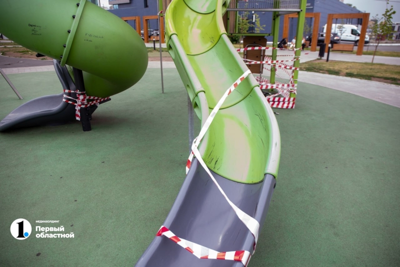 В Челябинске на детской площадке в Арт-сквере закрыли часть аттракционов