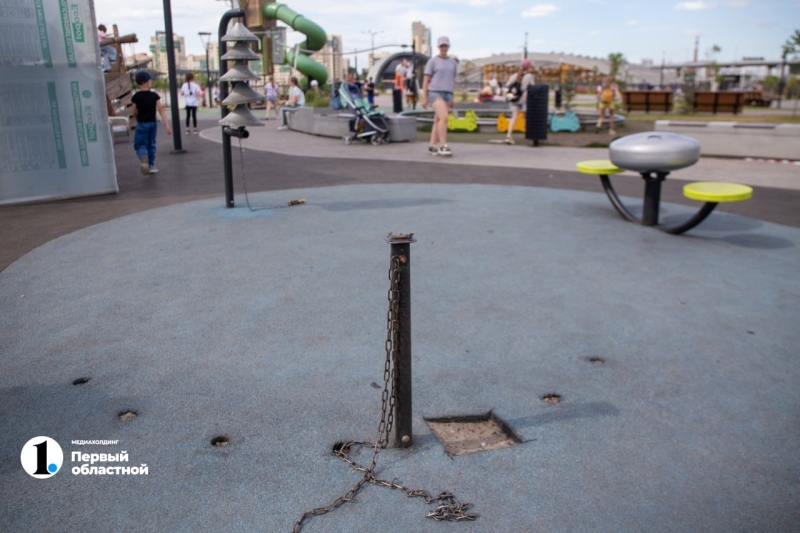 В Челябинске на детской площадке в Арт-сквере закрыли часть аттракционов