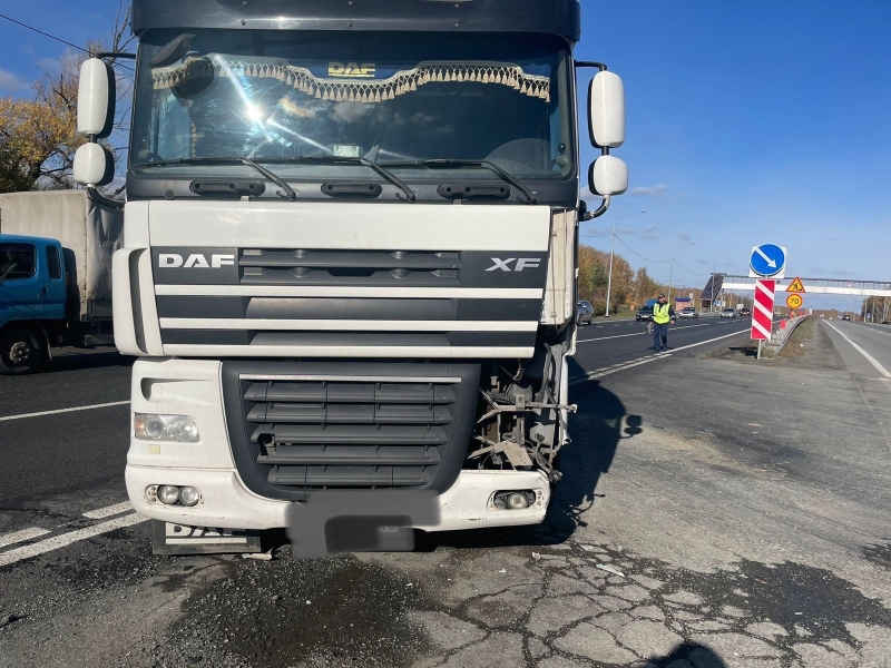 Водитель Lada пострадал после столкновения с фурой в Челябинской области