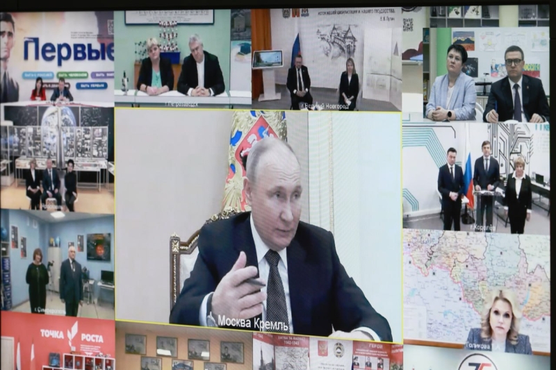 Президенту России в ходе совещания показали школу города Миасса