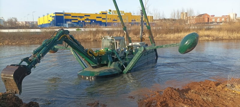 В Челябинск привезли тяжелую технику для расчистки реки Миасс