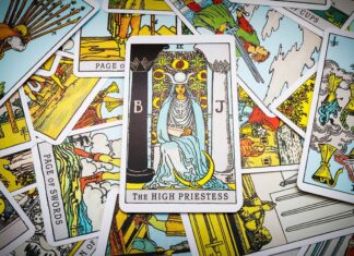 Таро и психология: как карты помогают в самоанализе