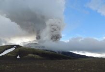 На Камчатке эвакуировали туристов и тело умершего от приступа пилота
