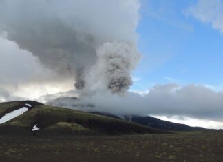 На Камчатке эвакуировали туристов и тело умершего от приступа пилота