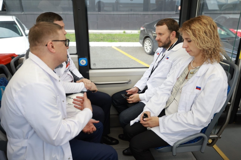 Помощнику президента Максиму Орешкину показали новые челябинские троллейбусы