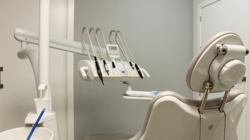 Санкции ударили в зубы. Стоматологи рассказали о ситуации с ценами и наличием импортных расходников. Взлетели цены на услуги стоматологов.