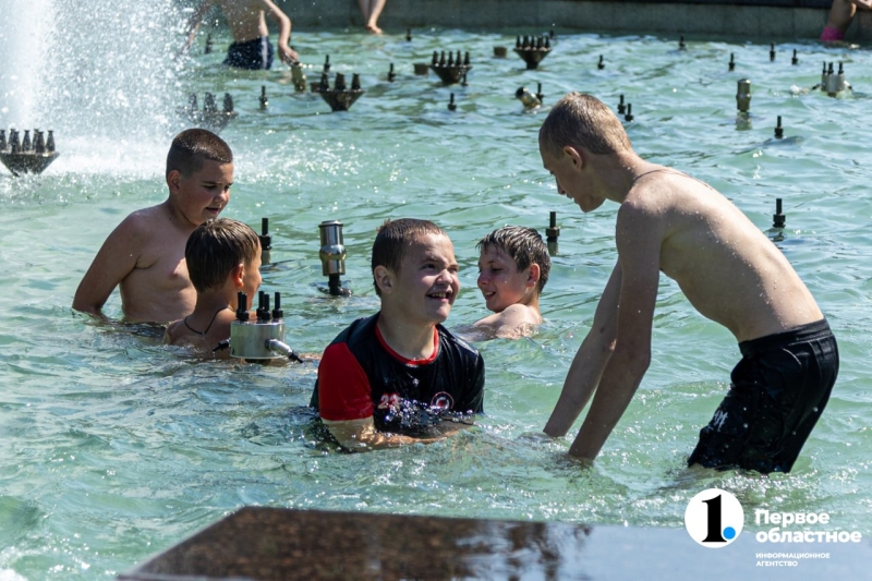 Жара +32 и купание в фонтанах: челябинцы спасаются от летнего зноя